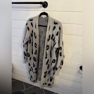Knox Rose 🌹 leopard sweater LARGE